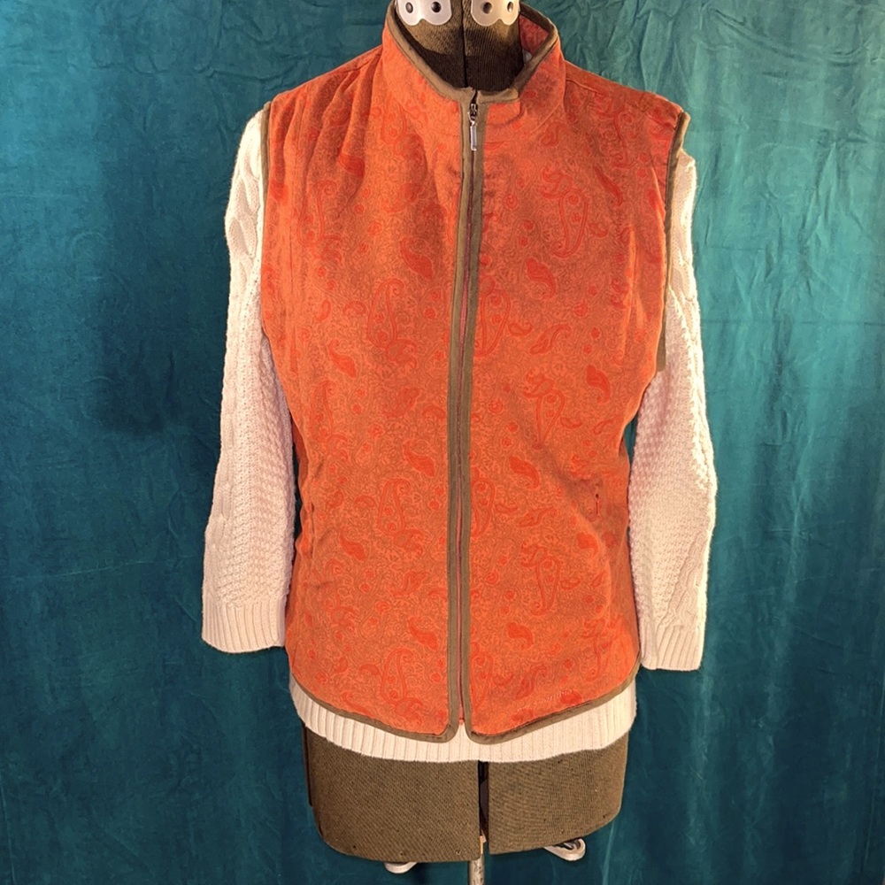Women’s Columbia peach paisley vest in excellent condition!